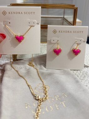 Ari Heart Gold Pendant Necklace & Earrings in Neon Pink Magnesite+Dust Bag NEW